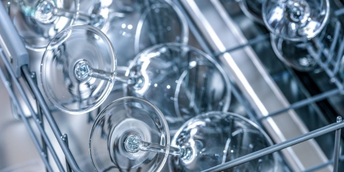 Lave-vaisselle : l'astuce pour ranger ses verres à pied sans les casser