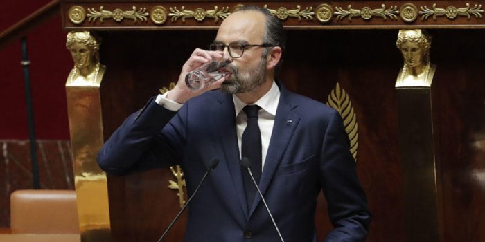 Edouard Philippe en train de boire un verre d'eau à l'Assemblée nationale