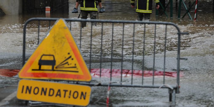Inondations à Nîmes : les images de l'incroyable sauvetage d'une automobiliste
