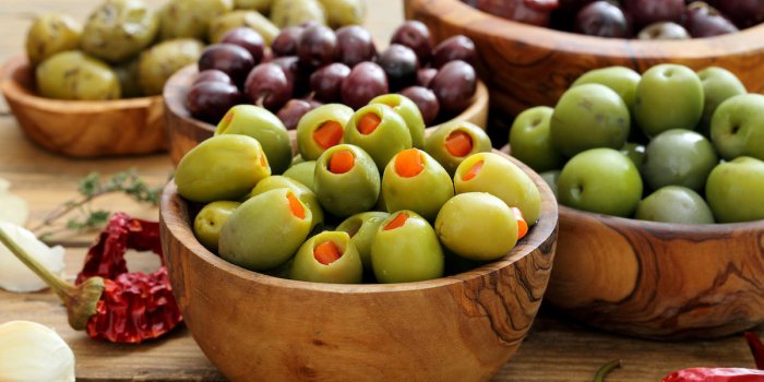 Comment dénoyauter une olive avec un entonnoir ?