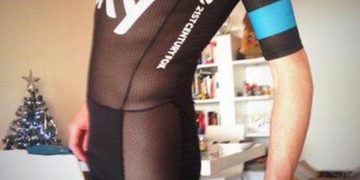 Cyclisme : Découvrez l’étonnante nouvelle combinaison très dénudée de Chris Froome 