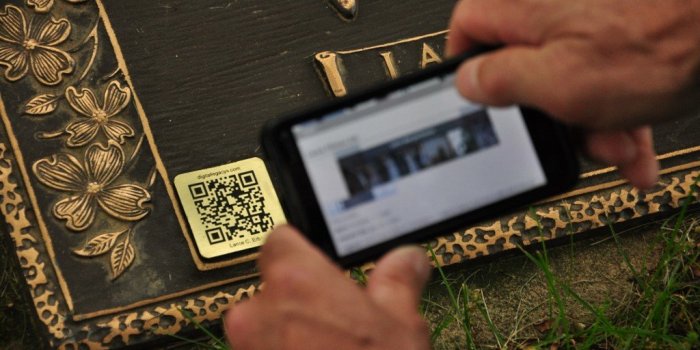 Nouveau concept technologique : un code QR placé sur des pierres tombales