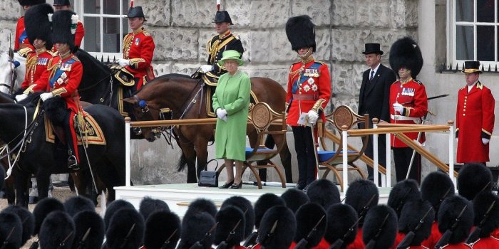 Mort d'Elizabeth II : dévotion, vie privée… Garde royal, un métier vraiment pas comme les autres 
