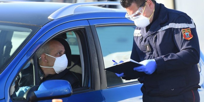 Coronavirus : devez-vous porter un masque en voiture ?