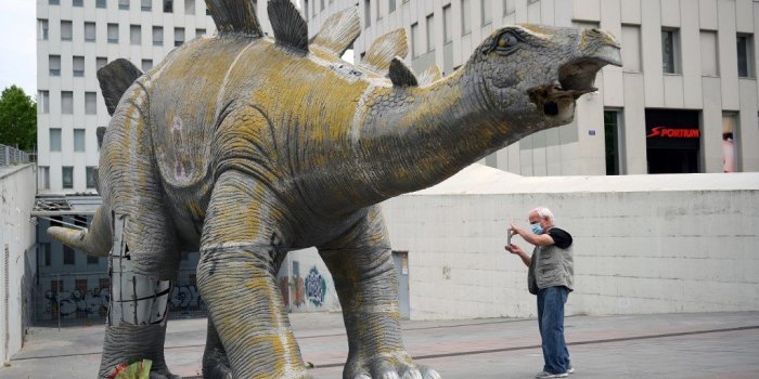 Espagne : un homme retrouvé mort dans une statue de dinosaure