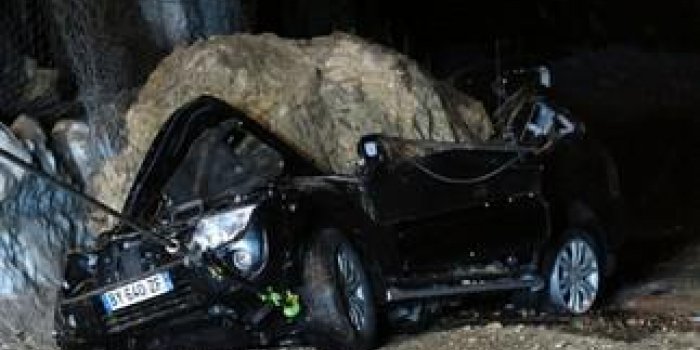 Un rocher de 20 tonnes tombe sur sa voiture : il s'en sort vivant !