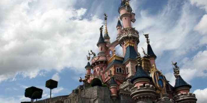 Disneyland Paris fait-il payer plus cher les touristes étrangers ? 