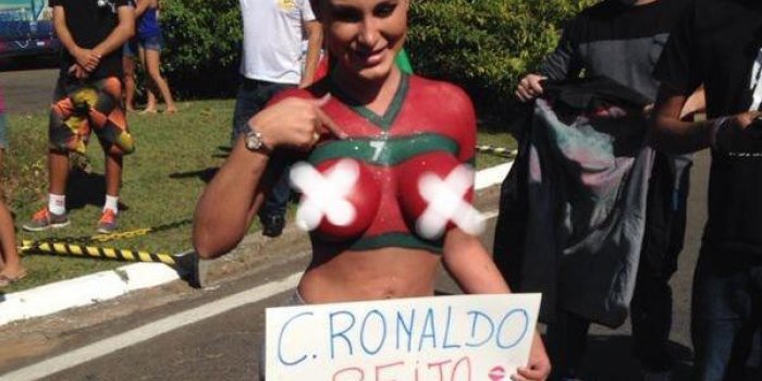 Quand la Miss Fesse Brésil souhaite la bienvenue à Cristiano Ronaldo