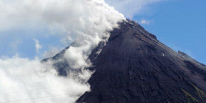 Philippines : une spectaculaire éruption volcanique fait quatre morts