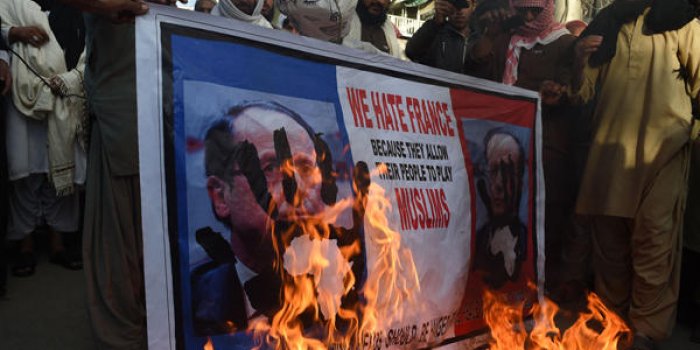 Pakistan : de violentes manifestations contre Charlie Hebdo et la France