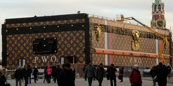 Russie : la malle géante Louis Vuitton démontée par le Kremlin