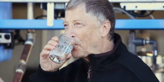 Quand Bill Gates boit de l’eau obtenue à partir d’excréments 