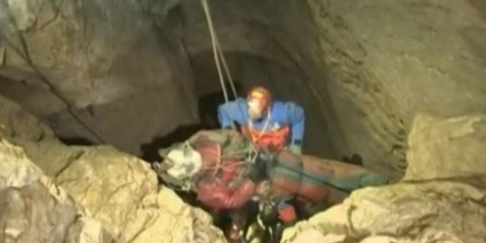 Un spéléologue de 52 ans sauvé après 12 jours coincé à 1000 mètres de profondeur