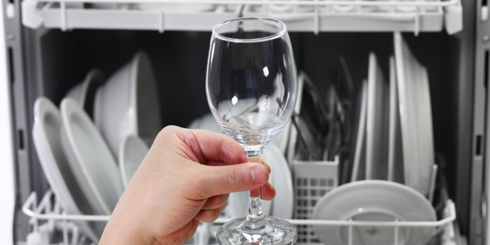 Verres blanchis par le lave-vaisselle : l'astuce pour les nettoyer