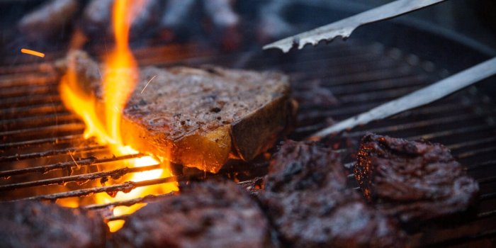 Barbecue : comment connaître sa cuisson sans la couper ? 