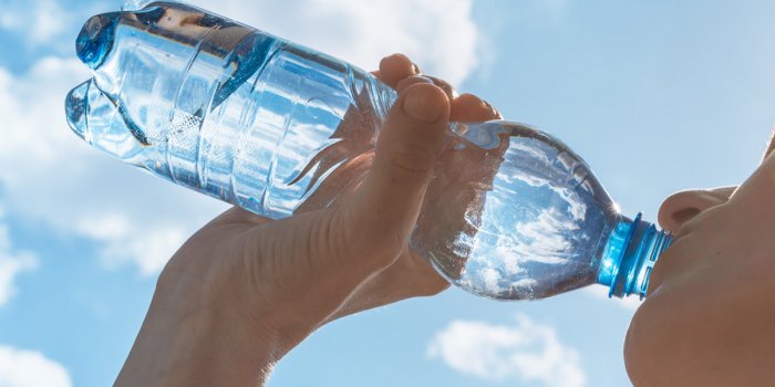 Comment rafraîchir une bouteille d’eau sans réfrigérateur ? 