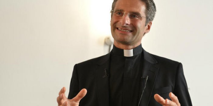 Polémique au Vatican après le coming-out d'un prêtre 