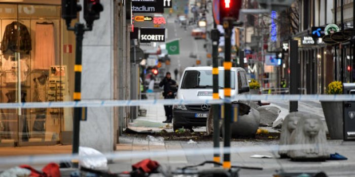Camion qui fonce sur la foule en Suède : le mode opératoire des terroristes qui se généralise 