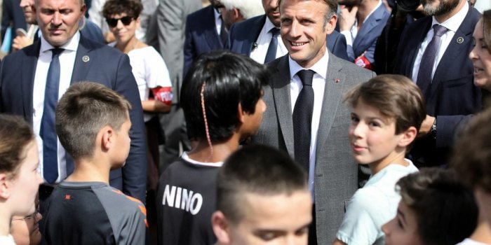 "Tenue unique" à l'école : que veut dire Emmanuel Macron ?