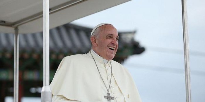 VIDÉO La chute du pape François pendant une messe