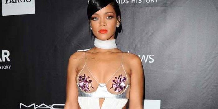Rihanna : un fan filme sa culotte vue d'en bas... et c'est très chaud (vidéo)