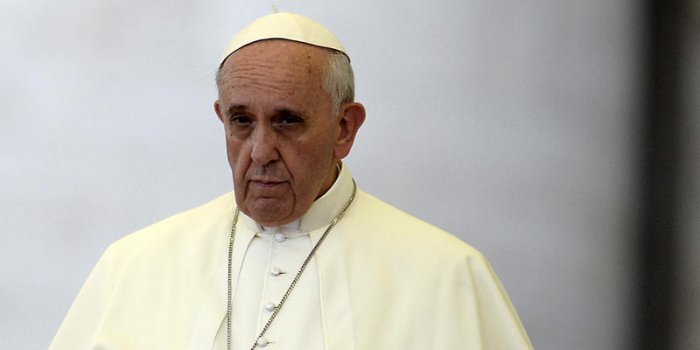 Le pape François "like" une photo d'une starlette dénudée sur Instagram : cette affaire qui fait le buzz