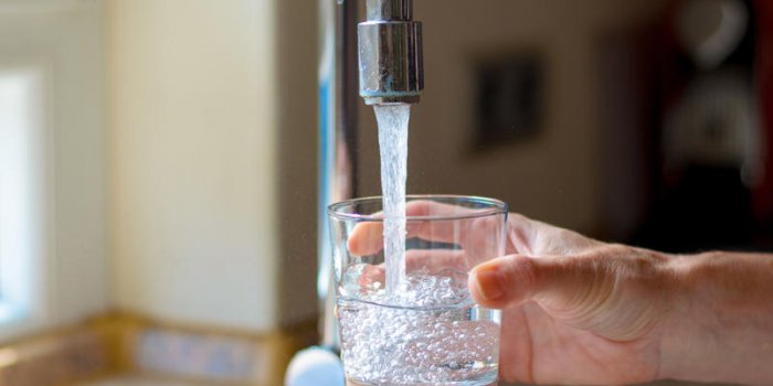 Pesticides dans l’eau du robinet : pouvez-vous continuer à la boire ?