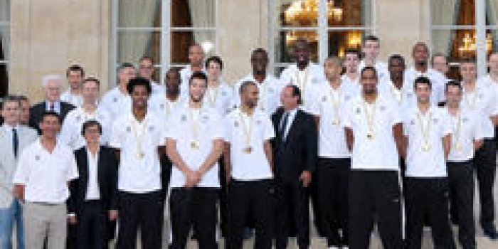 Photo du jour : François Hollande pose avec les basketteurs français