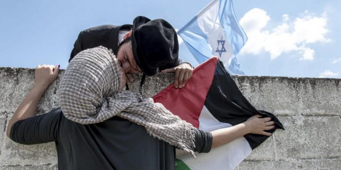 La photo du baiser entre un Israélien et une Palestinienne n'est qu'une mise en scène
