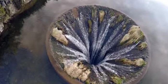 Insolite : un mystérieux trou géant repéré dans un lac !