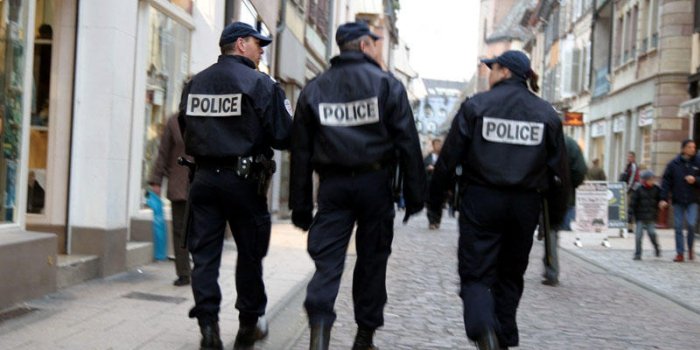 Charente-Maritime : une vendeuse à la sauvette attaque des policiers avec des hachoirs 