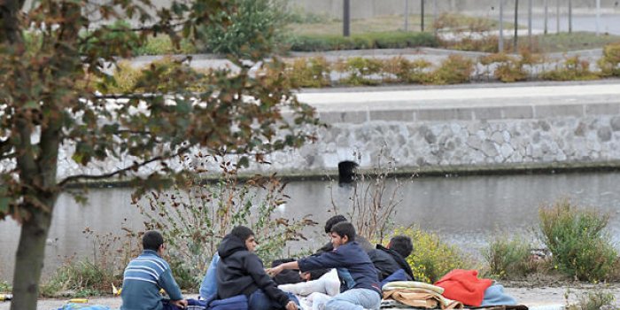 Migrants évacués de Paris : un coupon pour dormir dehors ?