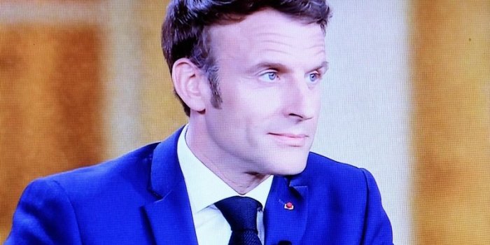 Débat présidentiel : pourquoi Macron porte un "pin's" rouge sur sa veste ?