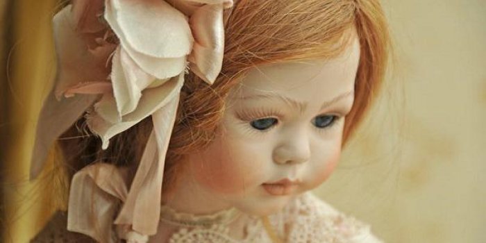 Californie : des poupées en porcelaine mystérieusement "offertes" à des fillettes