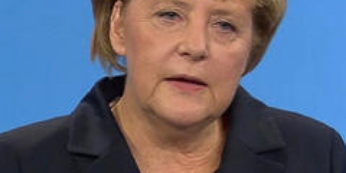 Angela Merkel : elle affole le web avec son collier 
