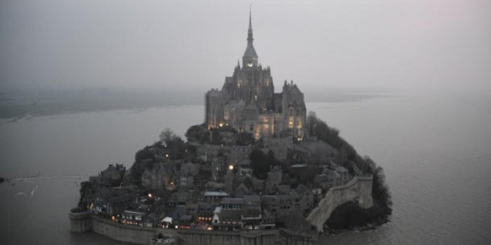Mar&eacute;e du si&egrave;cle&nbsp;: superbes images du Mont-Saint-Michel, redevenu une &icirc;le 