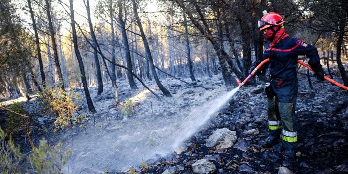 Incendie de Martigues : les effrayantes images d&rsquo;un camion de pompier pi&eacute;g&eacute; par les flammes