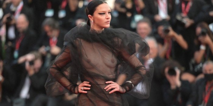 Mostra de Venise : la mannequin Mariacarla Boscono presque nue sur la tapis rouge