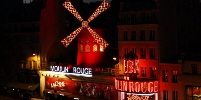 Airbnb vous invite à dormir au Moulin Rouge : voici les photos de la chambre