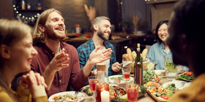 Repas de No&euml;l : 6 sujets de conversation qui mettront l'ambiance