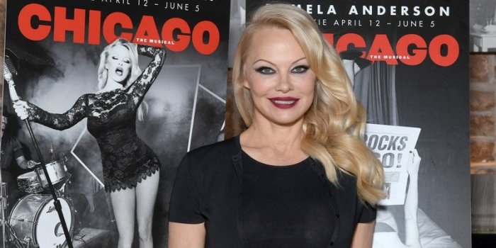 Pamela Anderson &agrave; Broadway : d&eacute;couvrez ses tenues os&eacute;es sur le tapis rouge