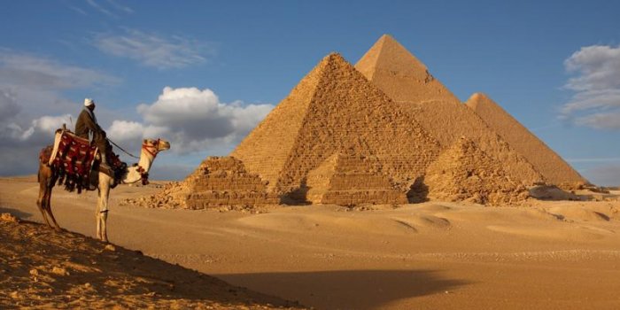 L'amour sur la pyramide : scandale après cette photo dénudée en Egypte