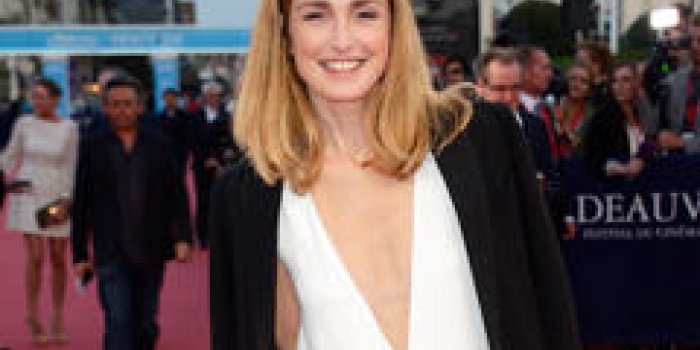 Julie Gayet &agrave; Deauville : son vertigineux d&eacute;collet&eacute; pour fouler le red carpet