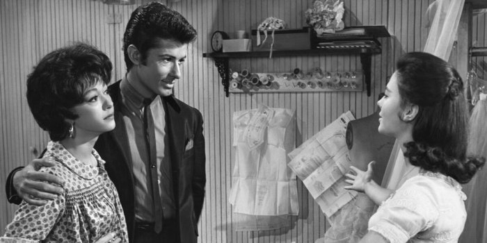 George Chakiris f&ecirc;te ses 89 ans : &agrave; quoi ressemble aujourd'hui l'acteur culte de West Side Story ?