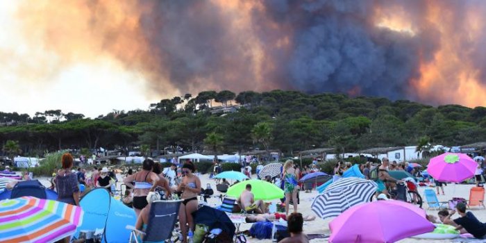 PHOTOS Incendies dans le sud de la France : des milliers de personnes &eacute;vacu&eacute;es
