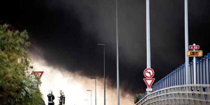Les images de l'incendie spectaculaire d'un entrep&ocirc;t de Seine-Saint-Denis