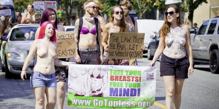 PHOTOS : des manifestantes d&eacute;filent seins nus &agrave; New York 