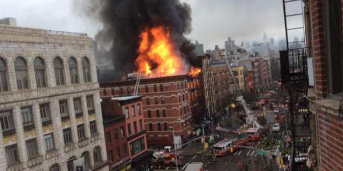 En images : un incendie monstre ravage trois immeubles &agrave; New York