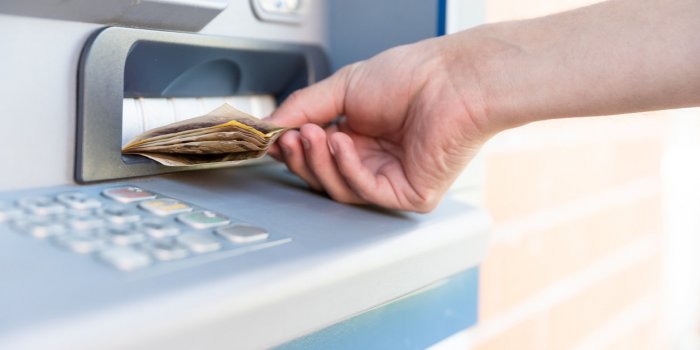 Distributeur de billets : la banque doit-elle rembourser une carte volée ?