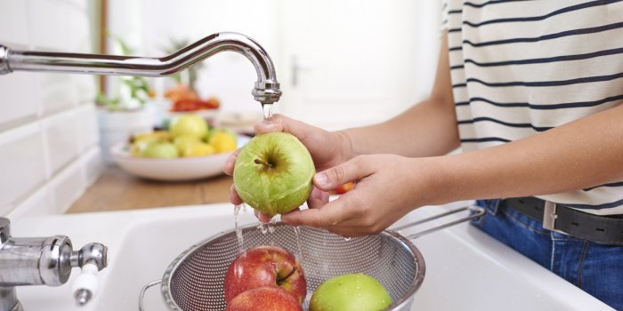 Aliments : les 9 fruits et l&eacute;gumes qu'il faut nettoyer avant de consommer